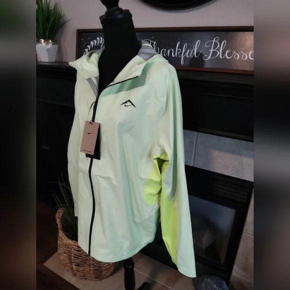 Nike Men's Light Green Jacket - Picture 3 of 12